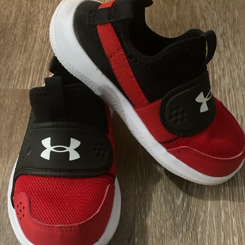 Nearly New!! Under Armour Toddler Shoes Size 8